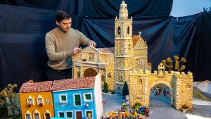 Jorge Martínez lleva 20 años construyendo maquetas que dan a conocer las tradiciones de su pueblo.