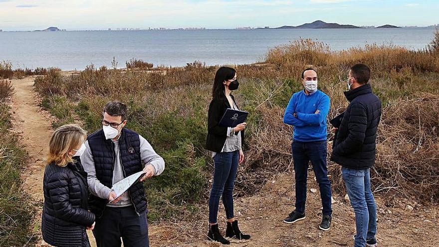 Estrella Núñez y Javier Senent junto a otros miembros de su equipo, en la Playa de El Carmolí, a escasos metros de la desembocadura de la rambla de El Albujón, una de las más importantes que vierte en el Mar Menor.