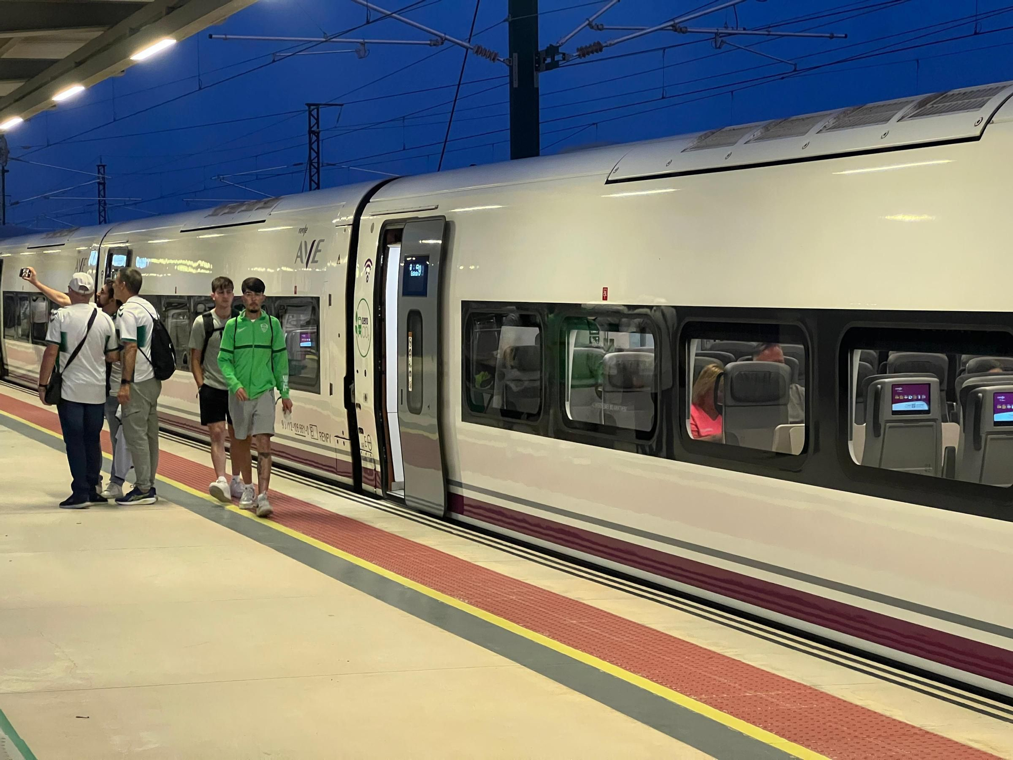 La afición del Elche inicia su viaje a La Coruña para ver ascender al equipo