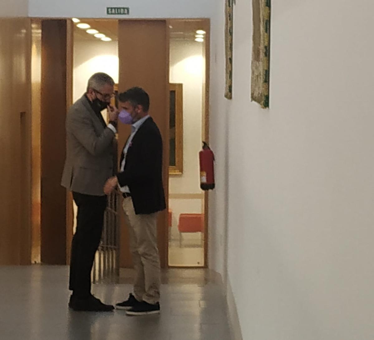 Bernal y Maldonado negocian en los pasillos del plenario.
