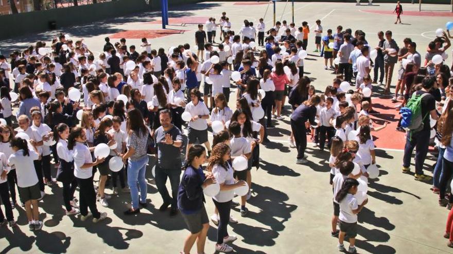 Los alumnos han protagonizado una suelta de globos en el patio del colegio