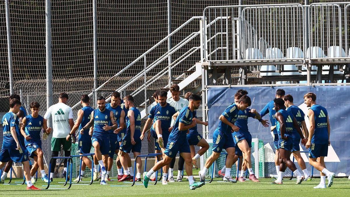 Los jugadores del Real Zaragoza se ejercitan durante una sesión de entrenamiento esta semana en la Ciudad Deportiva.
