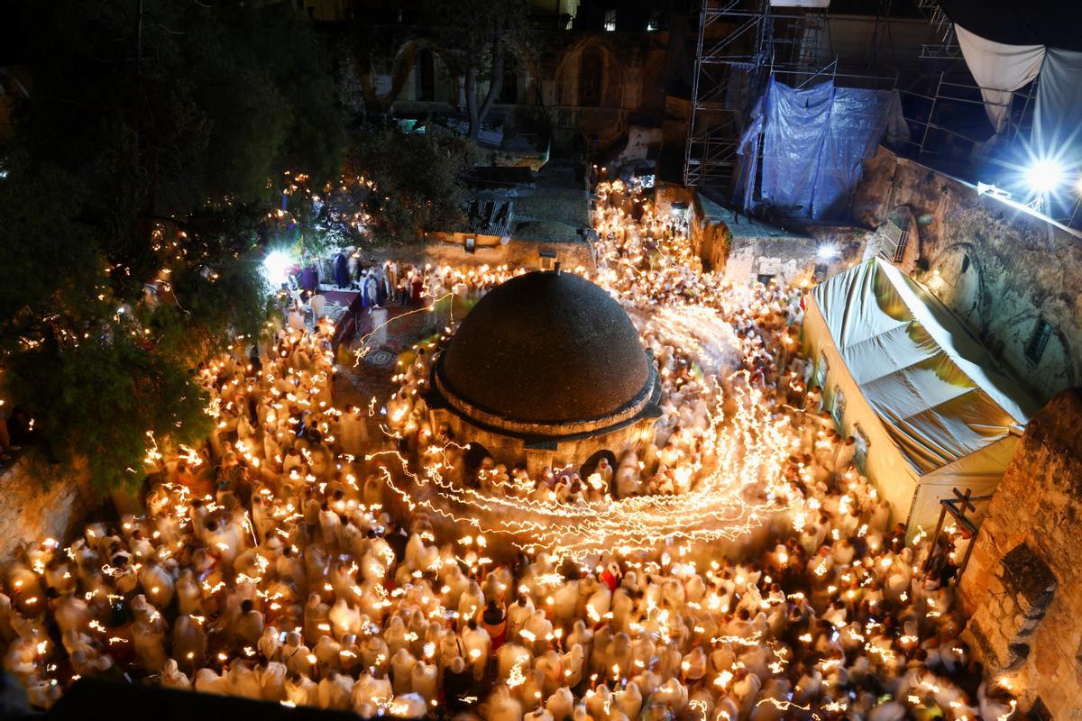 Cristianos ortodoxos celebran “Fuego Sagrado” en Jerusalén. eregrinos cristianos ortodoxos sostienen velas durante la ceremonia del Fuego Sagrado, un día antes de la Pascua ortodoxa, el sábado 15 de abril de 2023 en la Iglesia del Santo Sepulcro en la Ciudad Vieja de Jerusalén, donde muchos cristianos creen que Jesús fue crucificado y enterrado antes de resucitar.