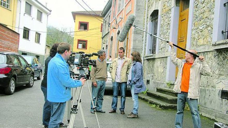 El alcalde de Aller, David Moreno, es entrevistado por el programa de la televisión de Castilla y León.