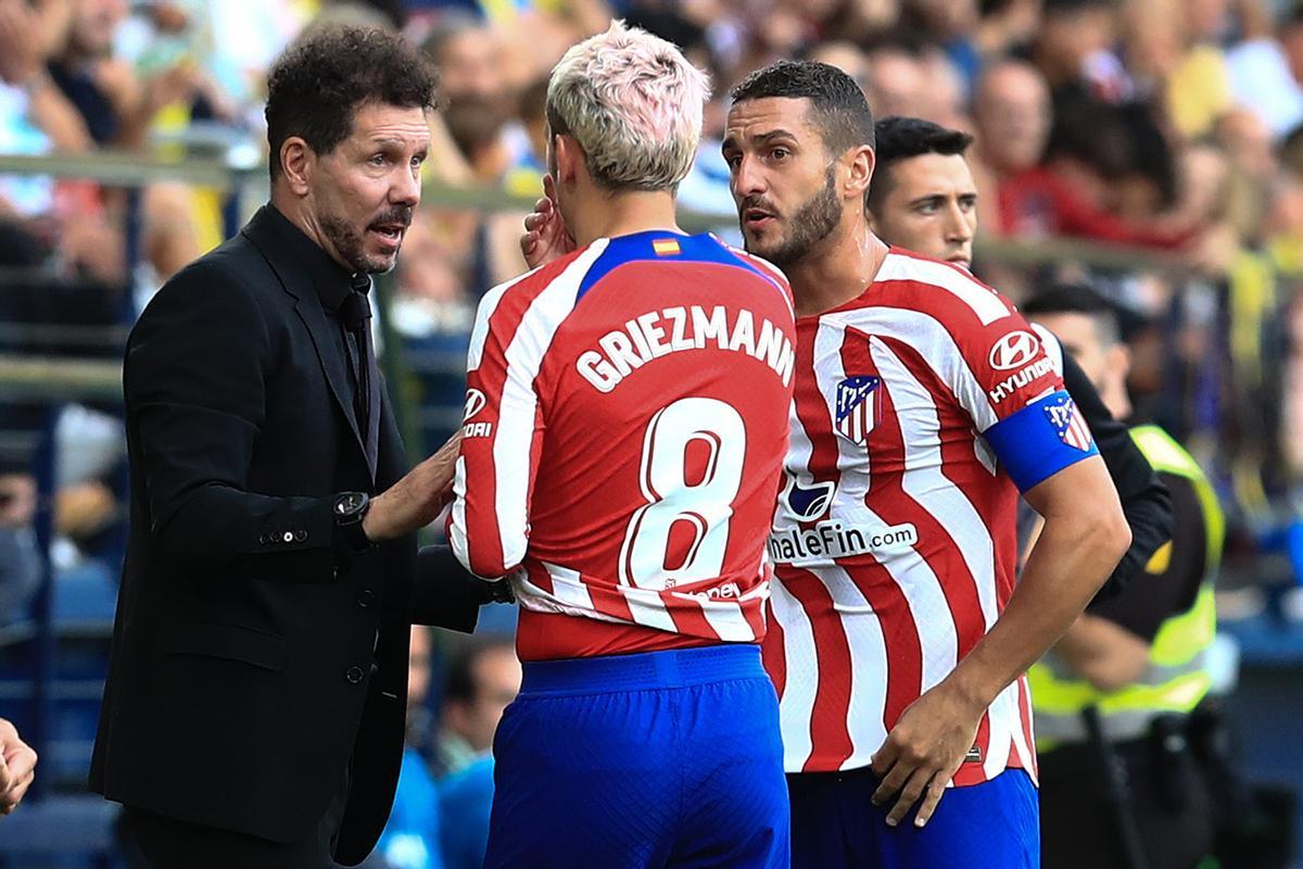 VILLARREAL, 04/06/2023.- El entrenador del Atlético de Madrid Diego Simeone (i) da instrucciones durante el partido de la última jornada de Liga que Villarreal y Atlético de Madrid juegan hoy domingo en el estadio de La Cerámica. EFE/ Ángel Sánchez