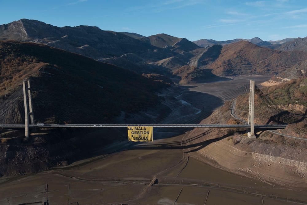 Una pancarta gigante en Barrios de Luna denuncia la mala gestión del agua