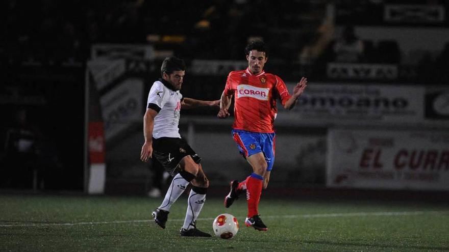 Iker Alegre presiona a Samuel en su última visita a Mieres con el Ourense en el curso 2013-14.