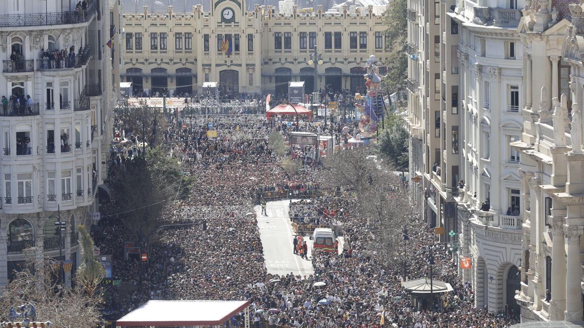 Llenazo total en València en un sábado de sol y muchas ganas de Fallas, en una imagen de 2025