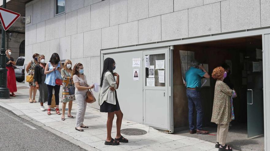 Cola de pacientes en un centro de salud de Vigo. |  // PABLO HERNÁNDEZ