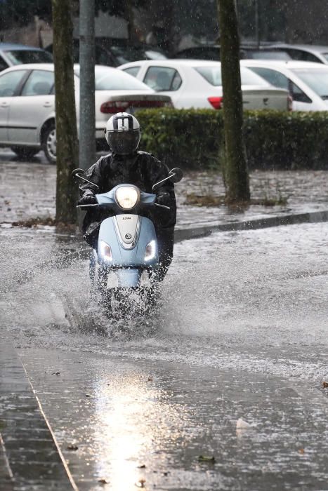 Un ruixat intens deixa més de 20 litres en pocs minuts a Girona