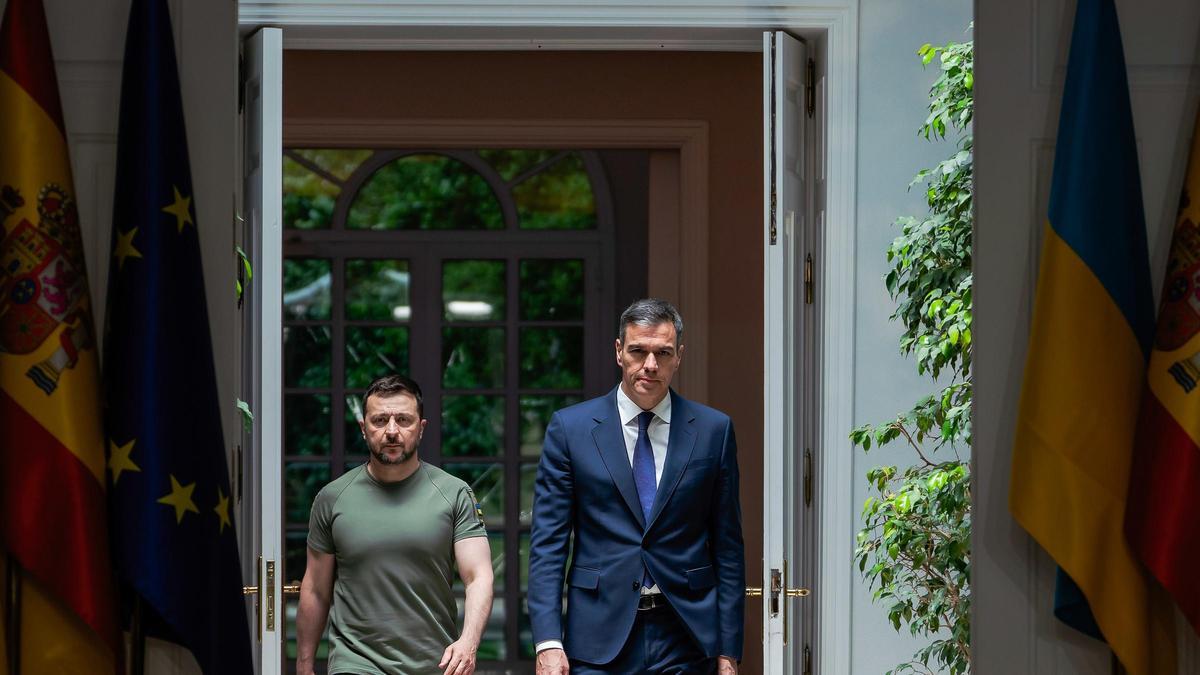 Archivo - Pedro Sánchez recibe a Volodimir Zelenski en el Palacio de la Moncloa durante la primera visita a España del presidente ucraniano en 2024