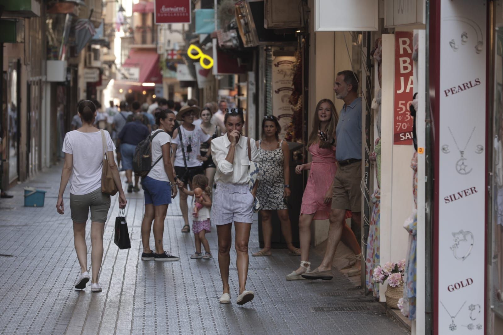 Los Reyes y sus hijas pasean por el centro de Palma