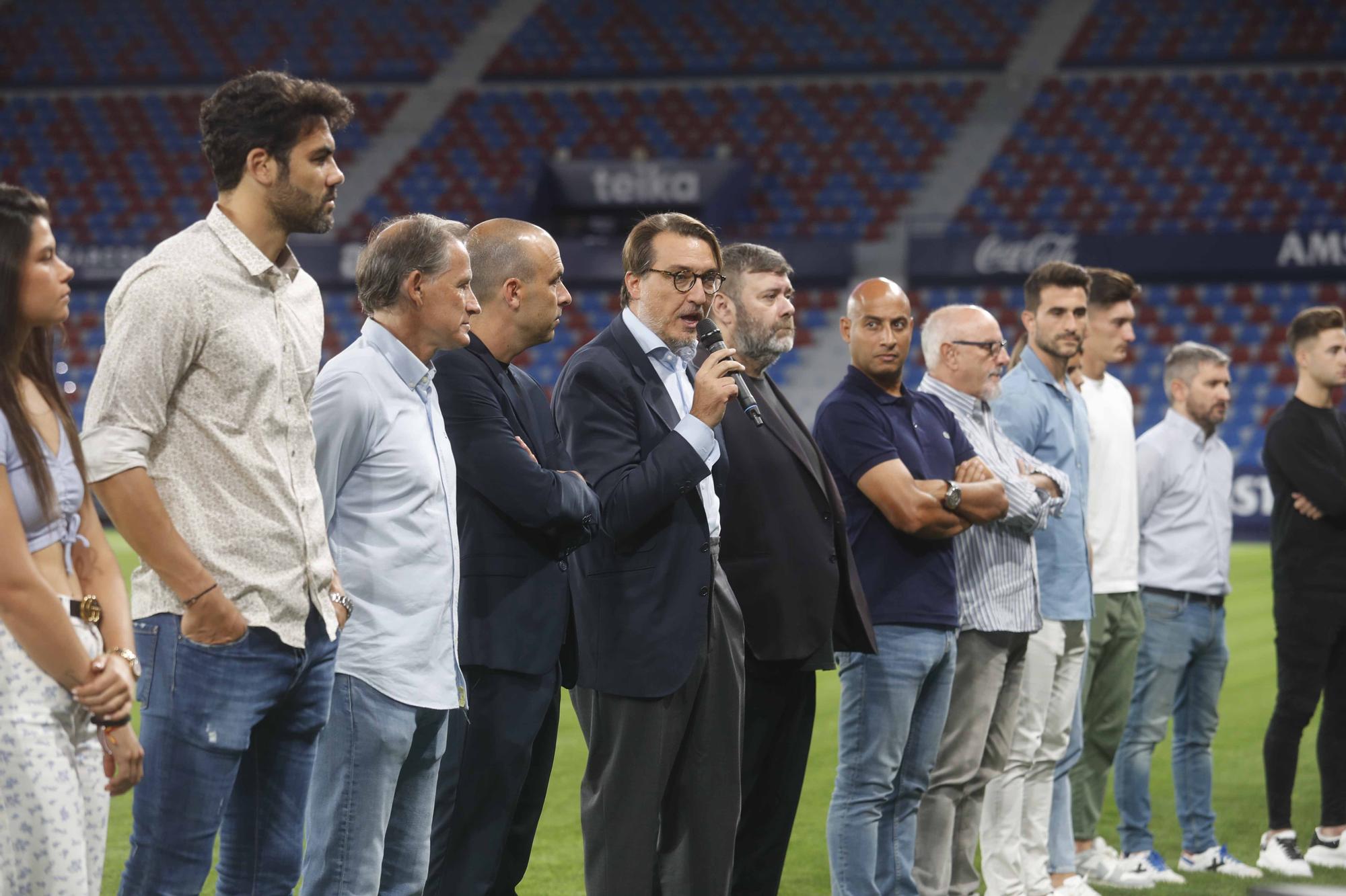 El Levante UD Iza la bandera con las peñas levantinistas