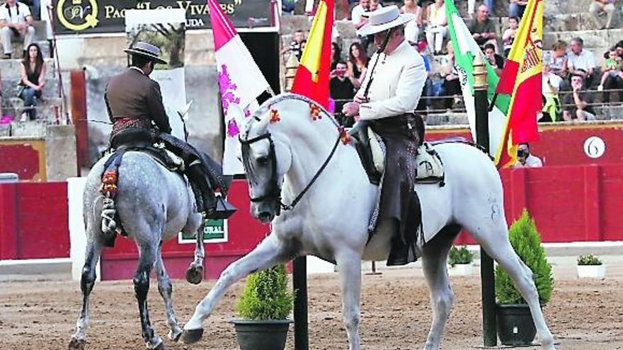 El baile de los caballos andaluces en el coso