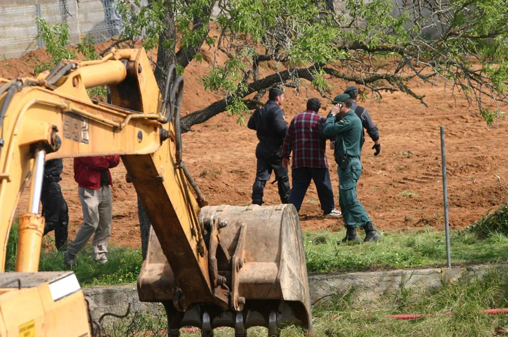 Imágenes de 2006 de los antiautopistas en la finca.