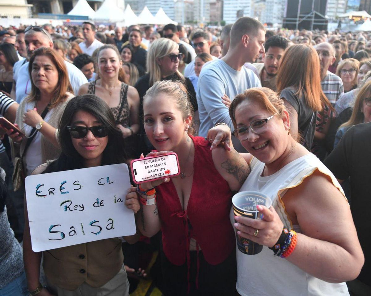 Fans de Marc Anthony esperando entre el público. |  Carlos Pardellas
