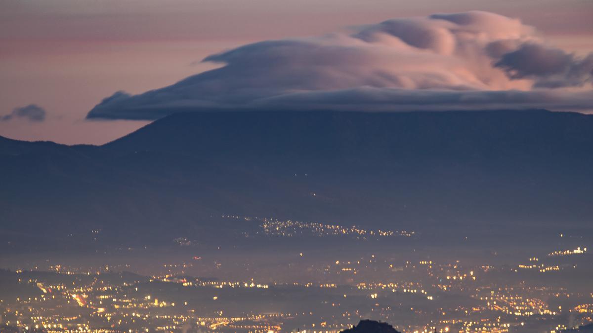 Nube orográfica sobre la cima del Montseny, del tipo stratocumulus lenticularis, a las 7.45 horas de la mañana del martes 16 de enero del 2024.