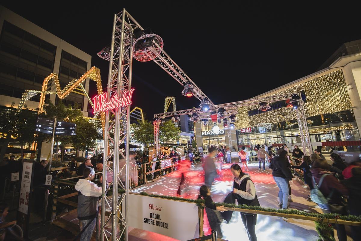 Pista de patinaje sobre ruedas en el centro comercial.