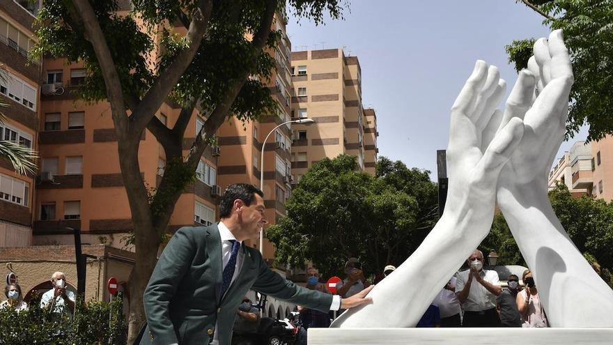 Juanma Moreno, durante la inauguración de una escultura en homenaje a los sanitarios en Almería.