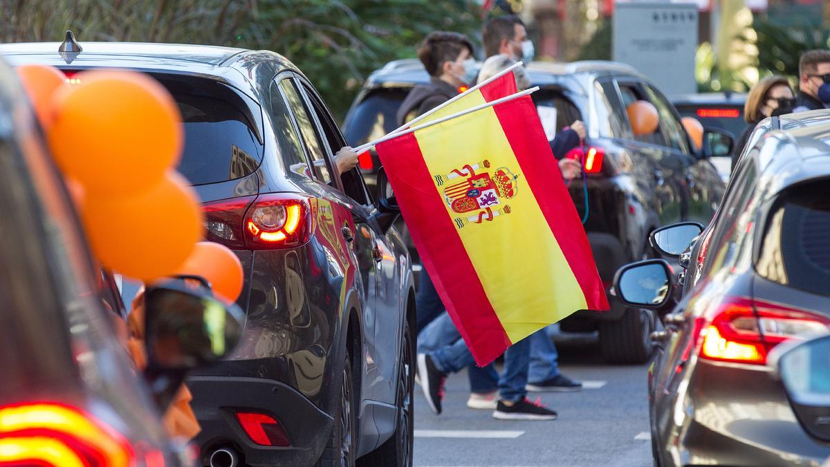 La protesta contra la ley Celaá llena de coches el centro de Alicante