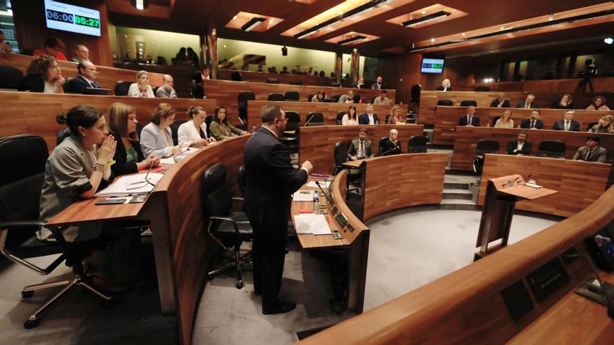 El PP presiona para que la Junta reanude la actividad usando el ejemplo del Congreso