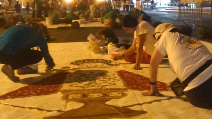 Los alfombristas de El Pampillo en pleno trabajo.