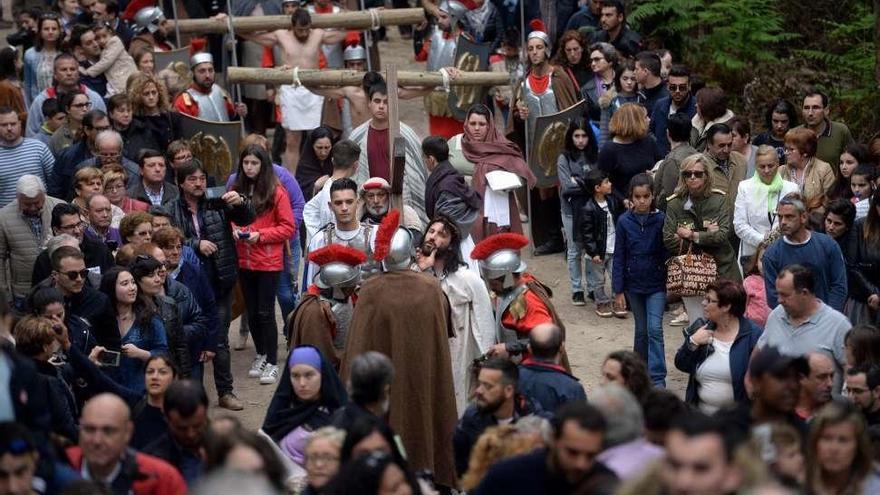 Una multitud siguió el viernes la escenificación del Vía Crucis en Paradela. // Noé Parga