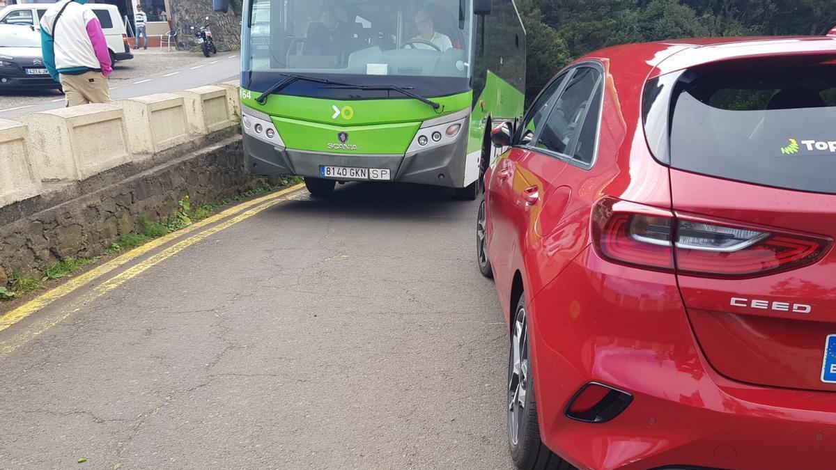 Momento del atasco que se vivió en el acceso a Roque Negro.