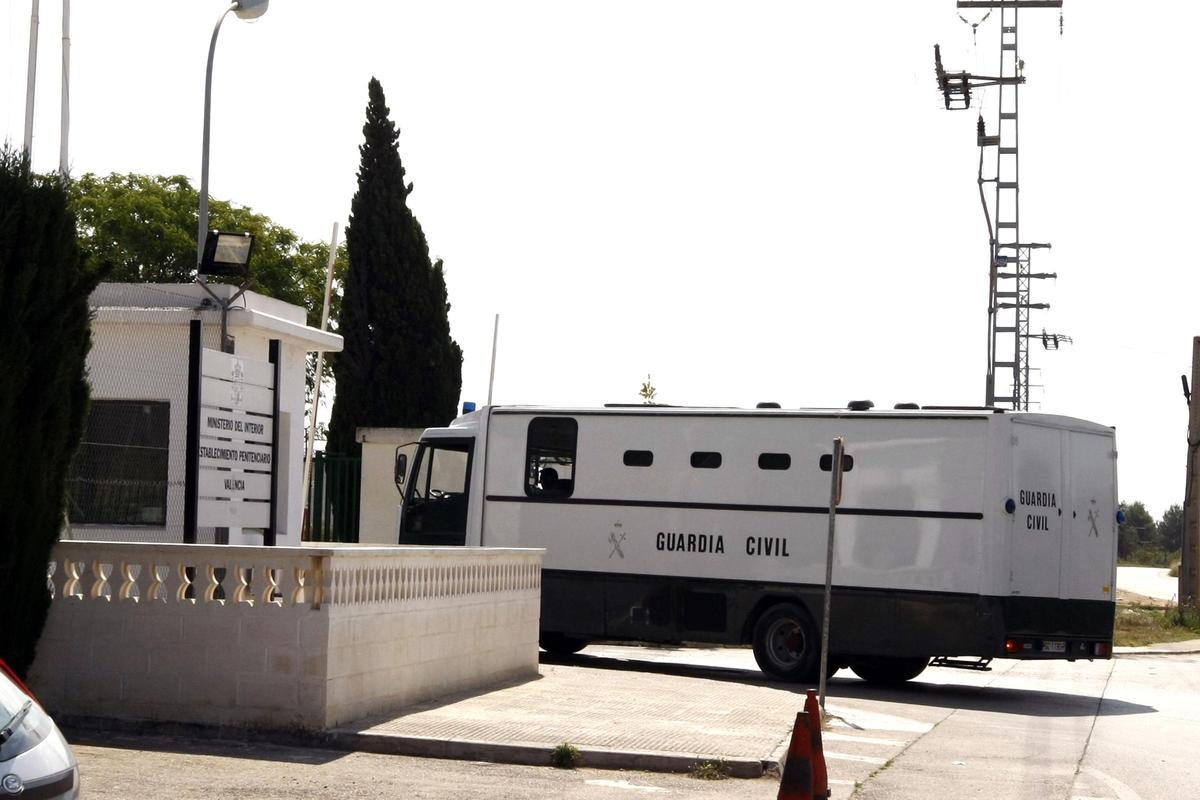 Un furgón de traslado de presos de la Guardia Civil entrando en el centro penitenciario Valencia II-Picassent.