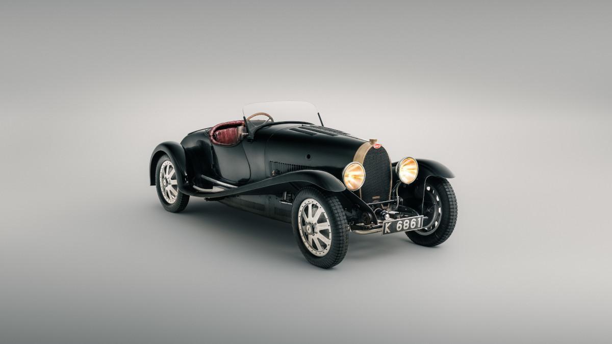 El Bugatti Type 43 Roadster combina elegancia y prestaciones con su motor sobrealimentado de 120 CV, estimado entre 2,5 y 3,5 millones de euros.