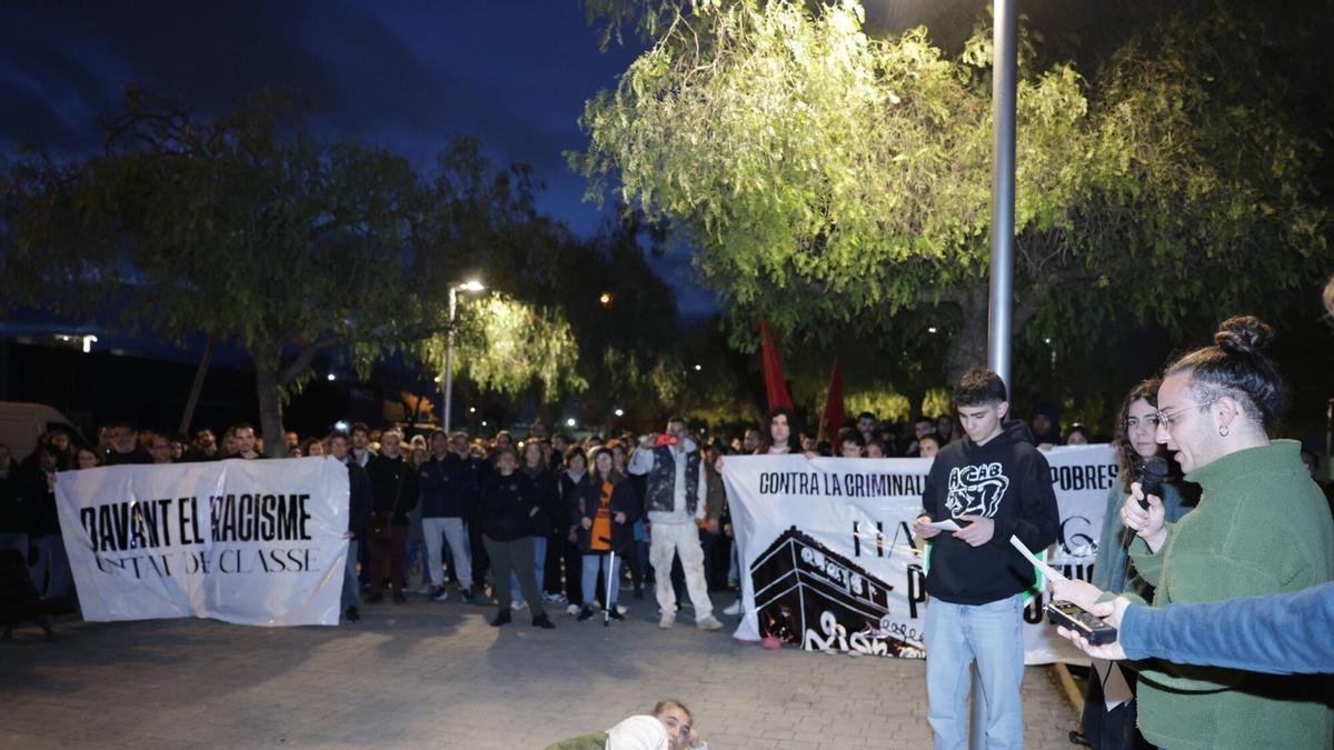 FOTOS | Más de 200 personas protestaron frente a la antigua prisión de Palma ante la inminente ejecución del desalojo