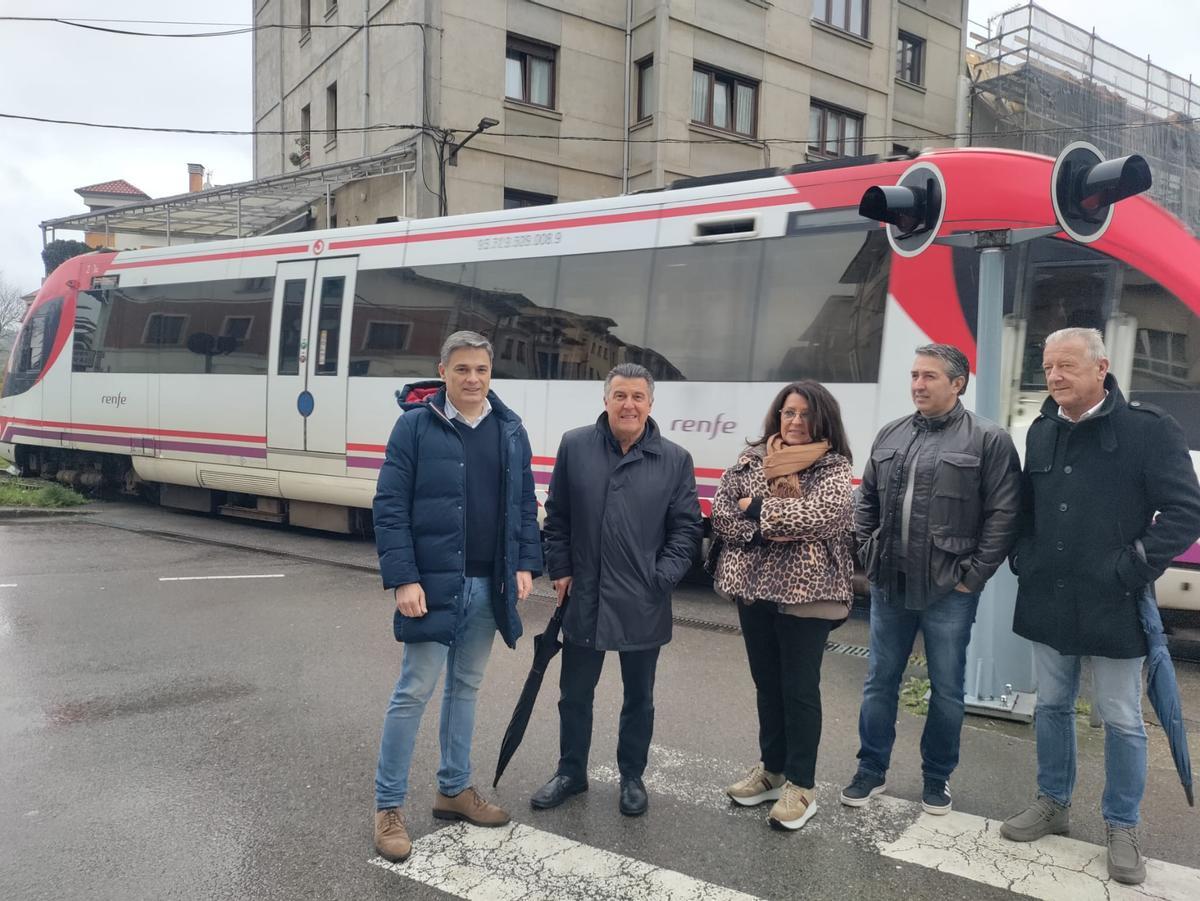 Pedro de Rueda, Juan Carlos Armas, Aurora Aguilar, José Felgueres y Josín Amor en el paso a nivel de Posada de Llanes