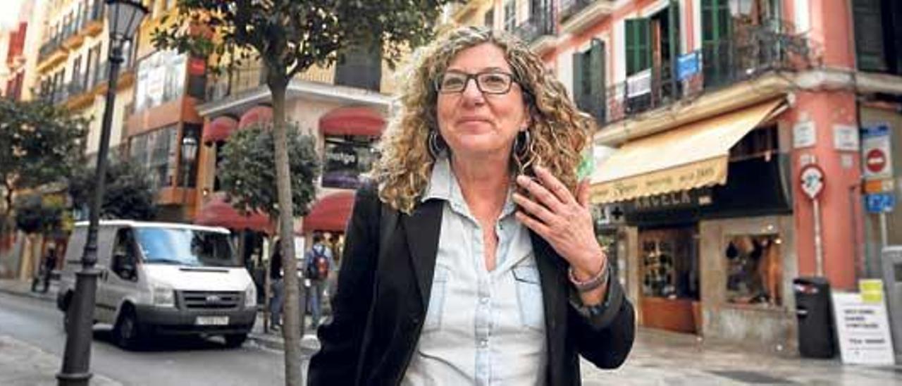 La profesora Margarita Aguiló posa en la encrucijada de la calle Colom y la calle Jaime II, justo enfrente de un comercio con propietarios ´xuetes´ desde el siglo XVII.