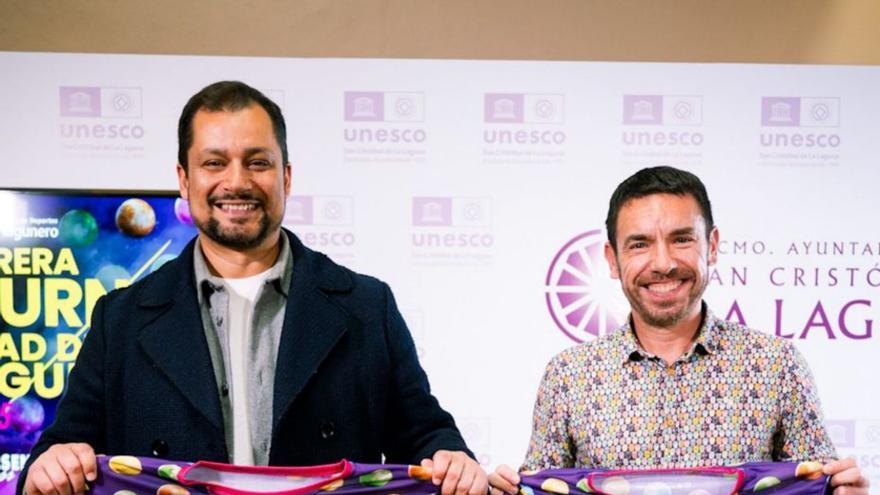 Badel Albelo e Ivo López posan con la camiseta oficial de la prueba.