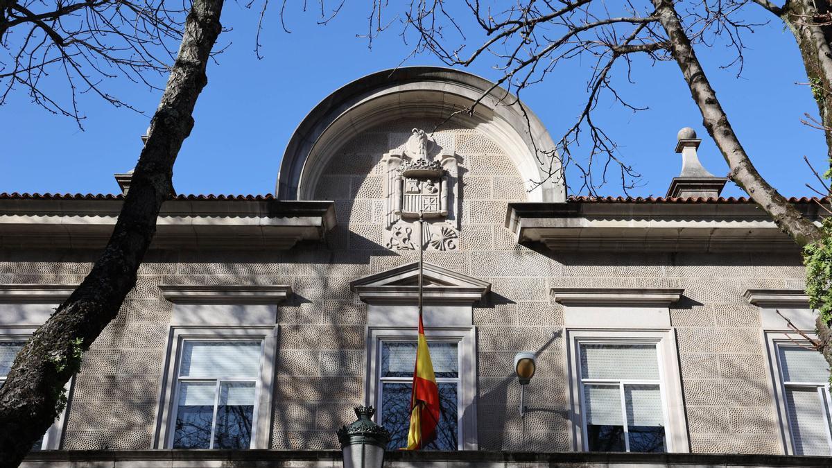 Escudo franquista en la fachada del edificio de Aduanas de Vigo.