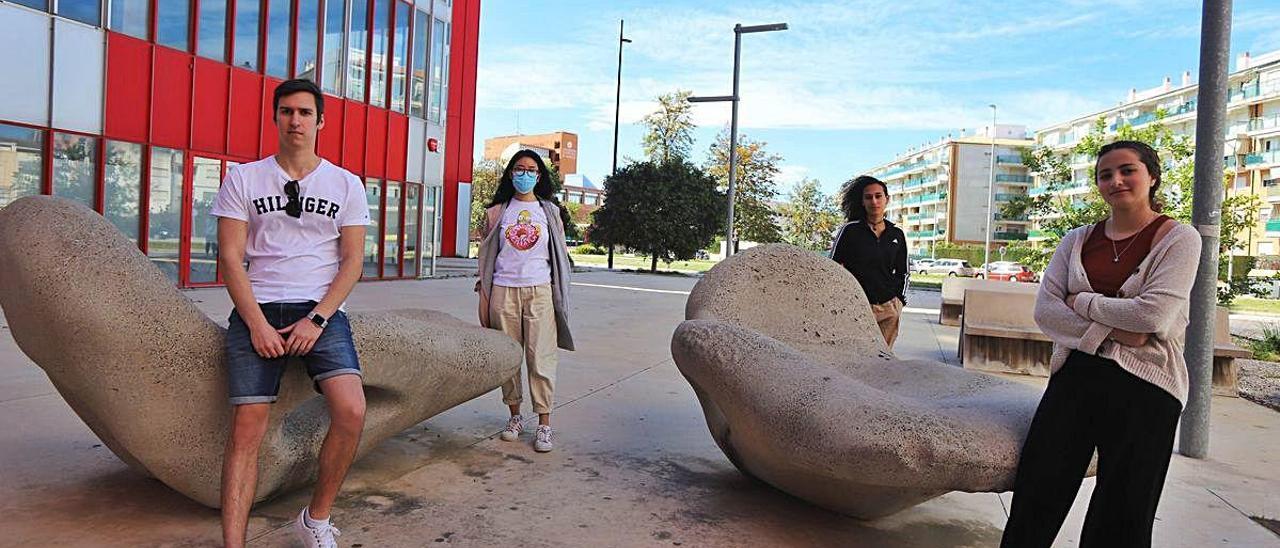 Petko Pavlov, Qi Zhang, Cristine Ruiz y Oumaima Hozal, en la residencia donde están confinados.