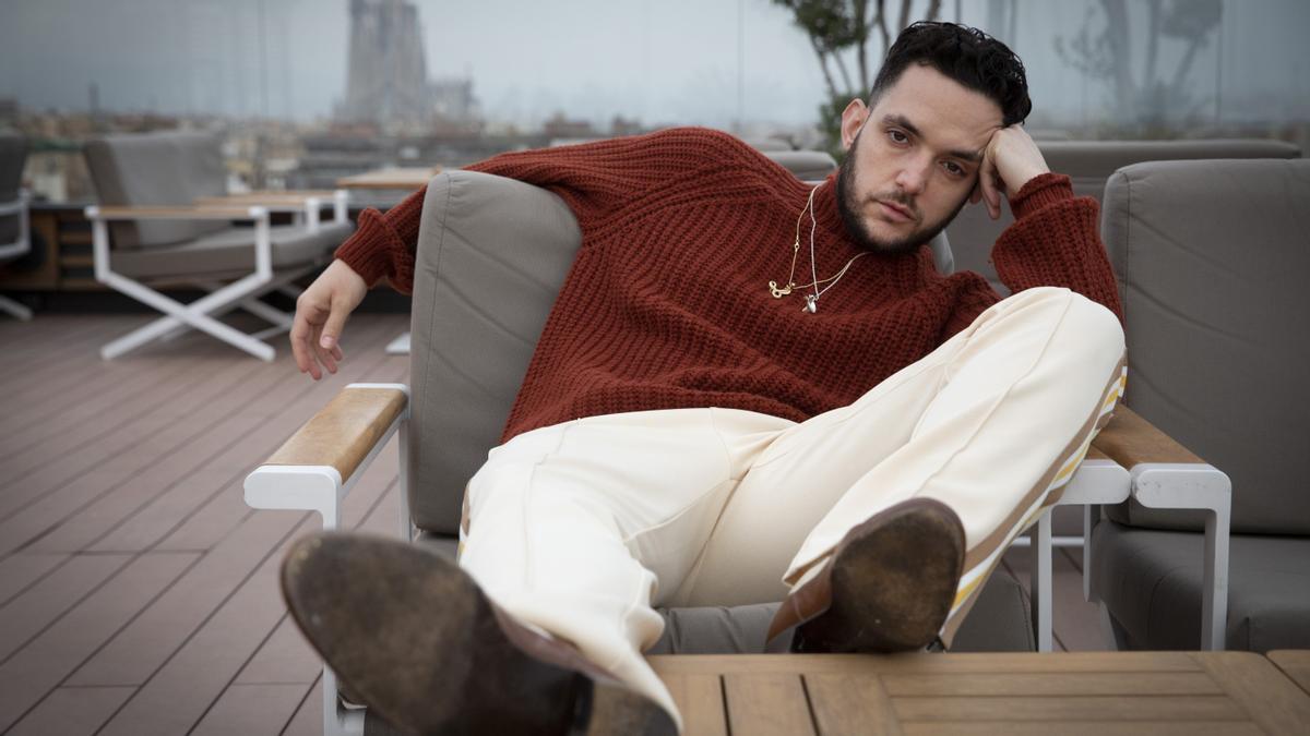 C. Tangana, el madrileño, en una terraza de Barcelona