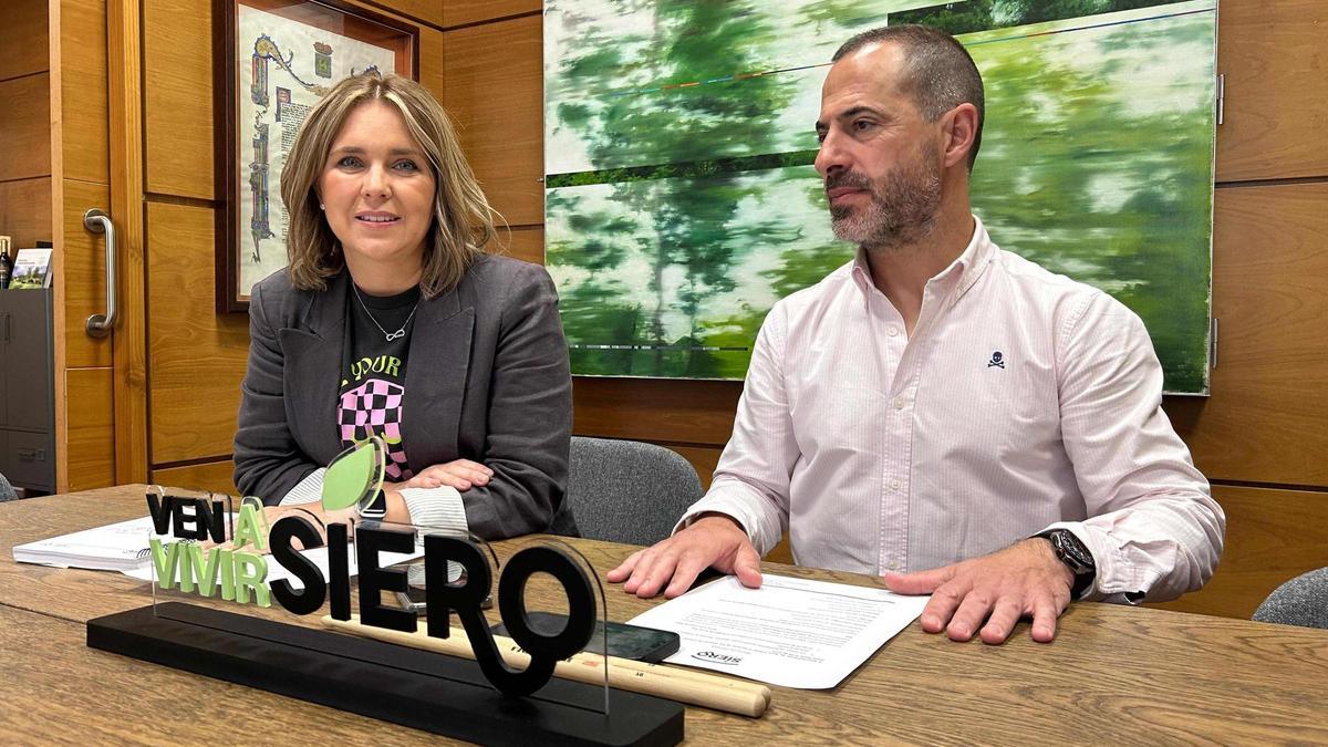 Eva Iglesias y Ángel García, presentando la medida.