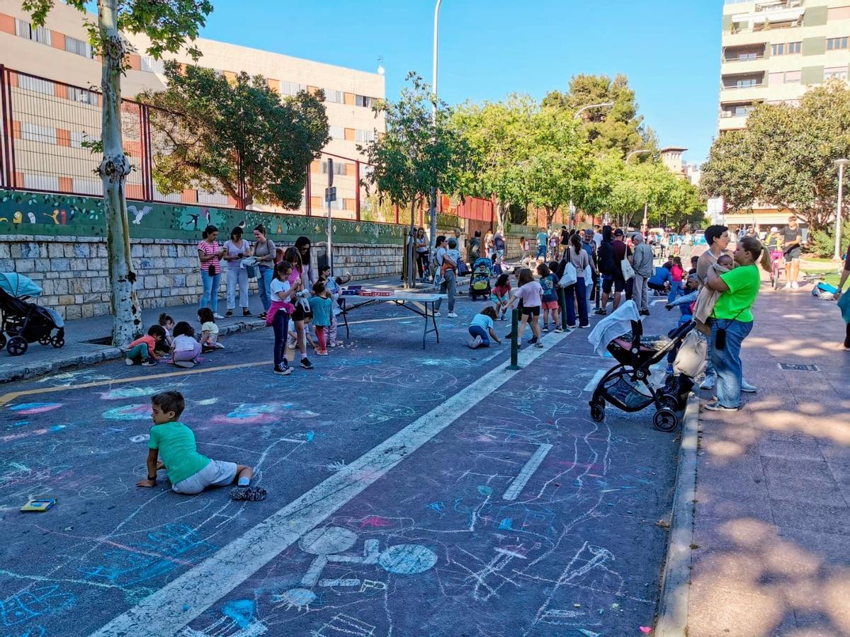 Protesta en 2024 para reivindicar el cierre de la calle al tráfico.