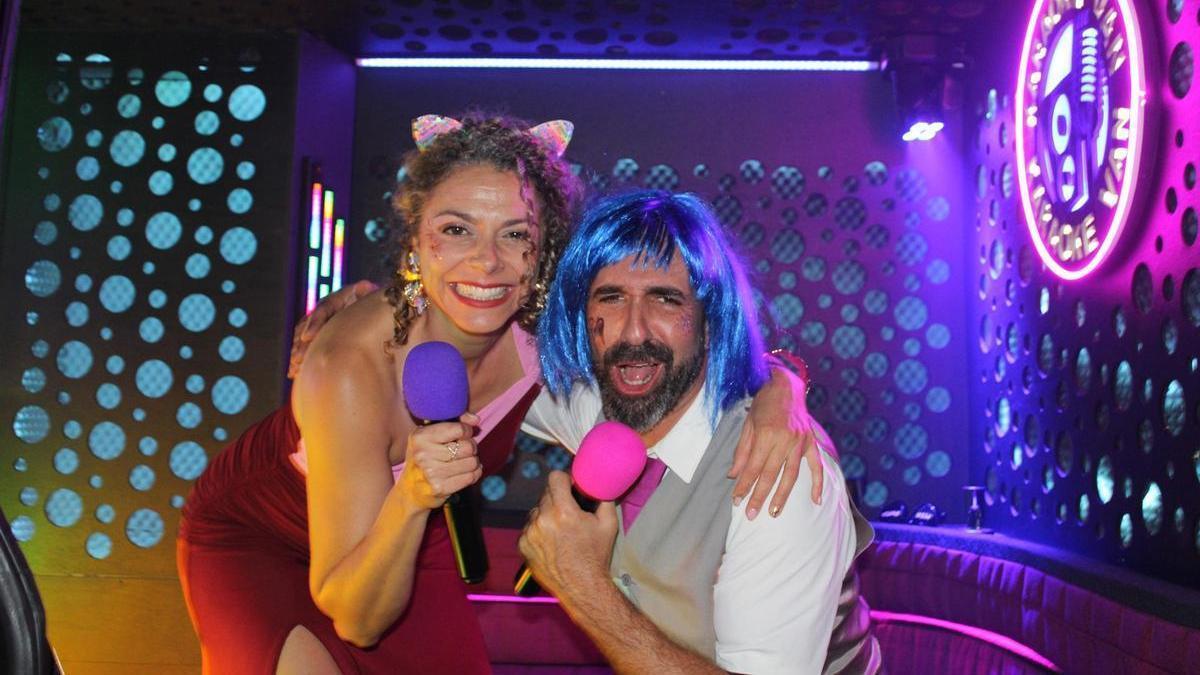 Peluchas y 'atrezzo' de petardeo en una sesión de karaoke sobre ruedas.