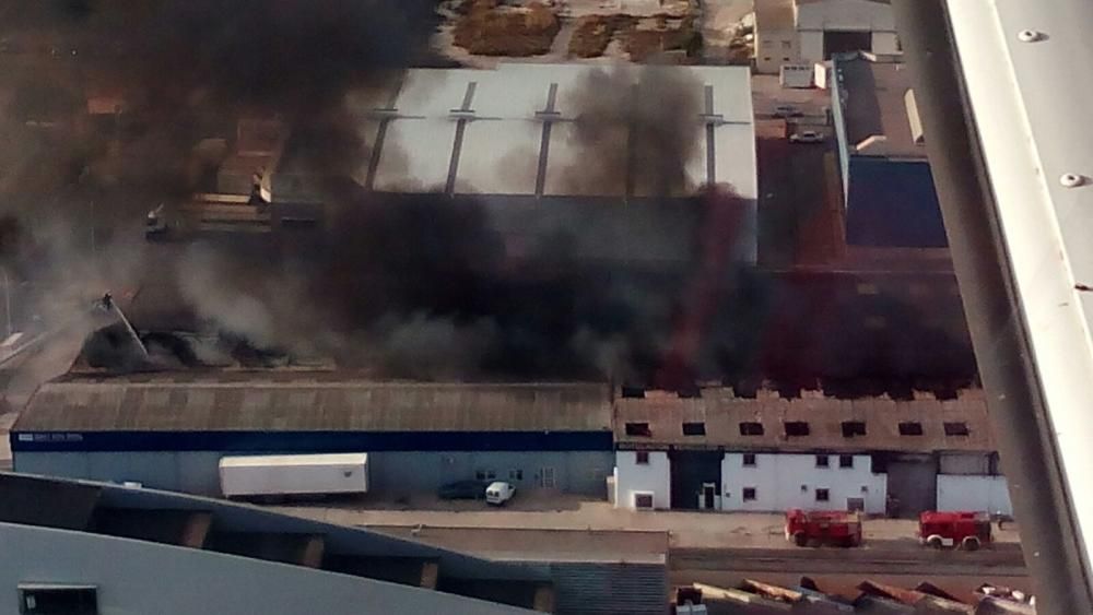 Incendio de varias naves industriales en el polígono de Marratxí