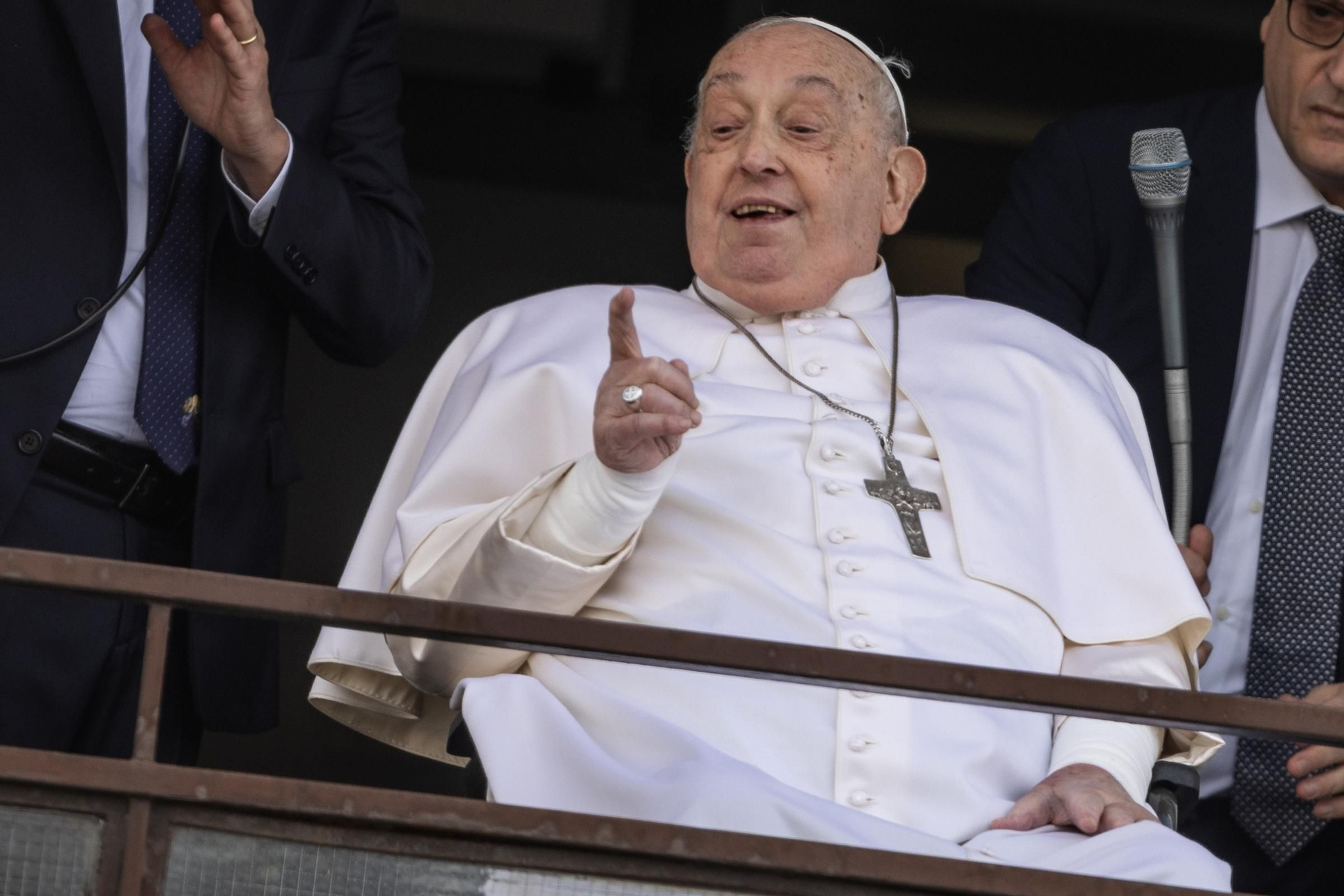 El Papa saluda a los fieles desde una ventana del Hospital Gemelli de Roma antes de salir del hospital tras recibir el alta, el 23 de marzo de 2025, Foto: Oliver Weiken/dpa