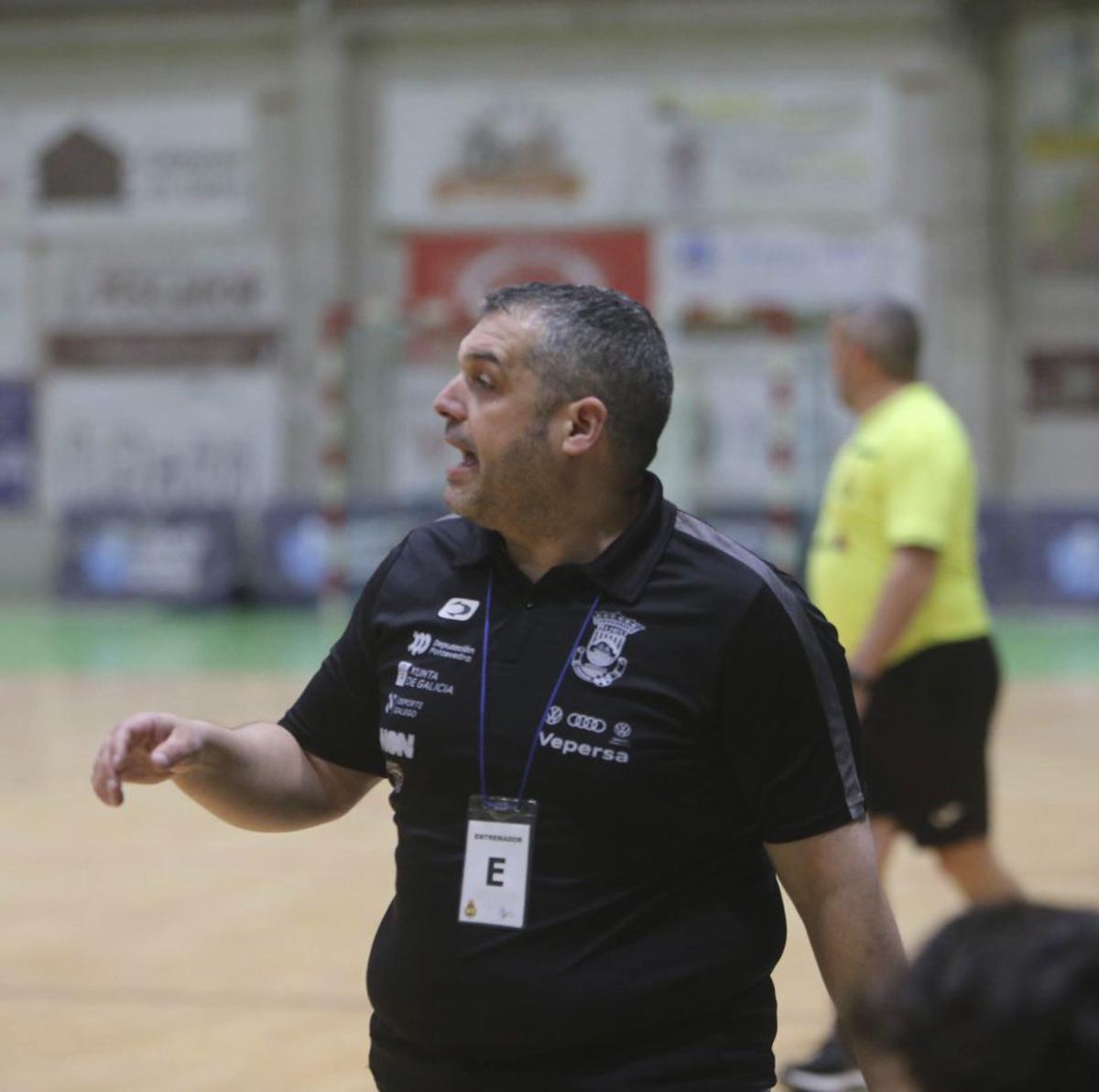 Luis Montes da instrucciones en un partido de esta temporada.