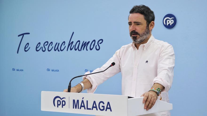 El secretario general del PP de Málaga, José Ramón Carmona, en rueda de prensa.