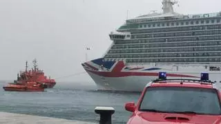 VÍDEO | Un crucero de 330 metros de eslora choca contra un petrolero debido al fuerte viento en Palma