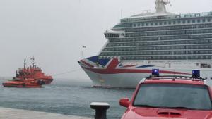 El crucero Britannia remolcado por la Autoridad Portuaria de Baleares (APB) este domingo, 27 de agosto, en el puerto de Palma. 