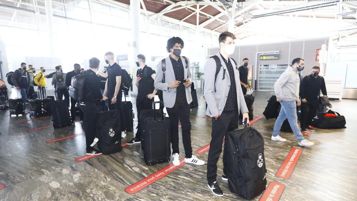 Los jugadores del Casademont se preparan para salir desde el aeropuerto de Zaragoza