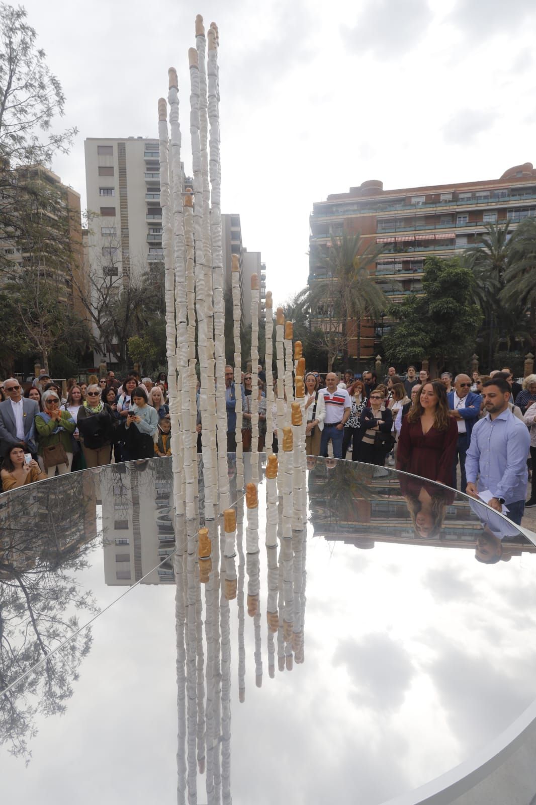 València dedica un monumento a los menores fallecidos por cáncer