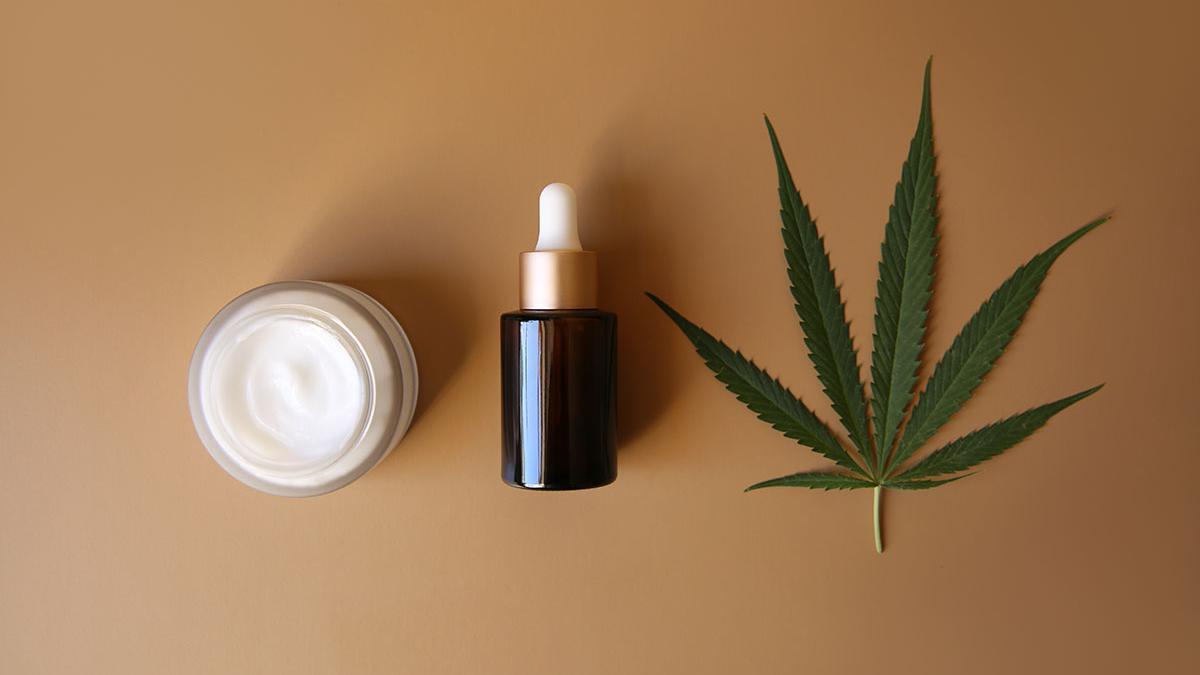 Estos cosméticos con CBD, un derivado del cannabis, son el mejor calmante para tu piel (y no colocan)