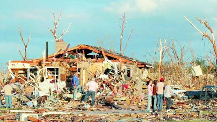 Vecinos de Pircher, en el estado de Oklahoma, observan los destrozos causados por el tornado.